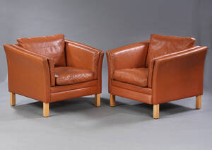 Dansk møbelproducent, to lænestole betrukket med cognacfarvet læder. 2