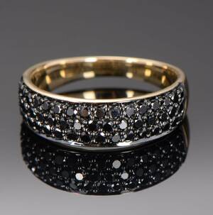 Ring af 14 kt guld med sorte diamanter, ringstr 60