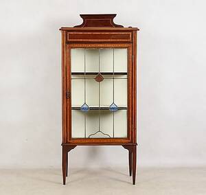 VITRINSKÅP, intarsia med blyinfattat glas, 181900-tal.