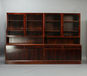 Dansk møbelproducent. To vitrineskabe 4