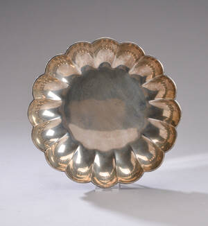 Rund skål af sølv med fliet korpus. 