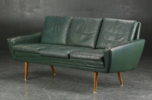 Georg Thams. Tre-pers. sofa, grønt læder, 1960erne                              