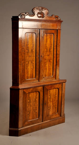 Hjørneskab af mahogni. 1800- tallets anden halvdel