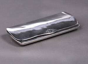 Georg Jensen. Tidligt brilleetui af sterlingsølv med blomsterdekoration, 1909-1914