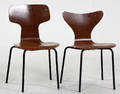 Arne Jacobsen 1902-1971. To barnestole, mågen 3108 samt T-stolen 3103 2