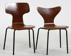 Arne Jacobsen 1902-1971. To barnestole, mågen 3108 samt T-stolen 3103 2