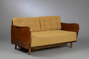 Sofa med stel af nøddetræ, med nedklappelige sider.