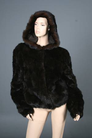 Pelsjakke med hætte af mørkbrun mink str. ca. 4042