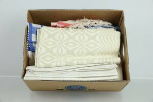 LÅDA med dukar samt väv