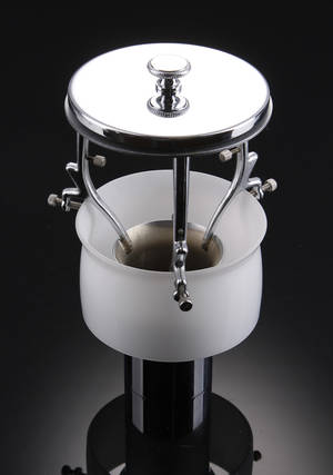 Poul Henningsen 1894 - 1967. Top med undrskærm til PH 32 bordlampe.