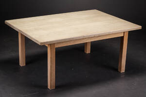 Dansk møbelproducent. Sofabord af massiv egetræ