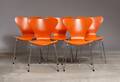 Arne Jacobsen. Fem orange Syver-stole, Model 3107 5 