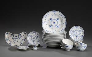 Royal Copenhagen. Musselmalet, halvblonde. Dele til middags- og teservice. 29