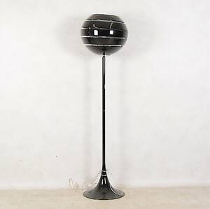 GOLVLAMPA, svartlackerad metall, 192000-tal.