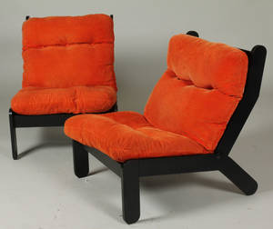 Hvilestole2. Orange hynder, sortmalet træ.