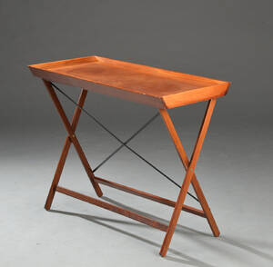 Bakkebord af mørk poleret træ, med krydsben. 