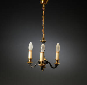 Lysekrone af forgyldt og patineret bronze med tre svungne lysarme. Denne vare er sat til omsalg under nyt varenummer 4156975