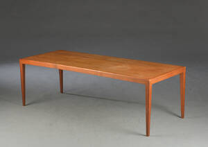  Sofabord af fineret og massiv teaktræ.