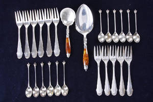 Samling sølvtøj. Vægt ca. 360 g 25