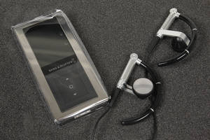Bang  Olufsen mp3 afspiller med hovedtelefoner.