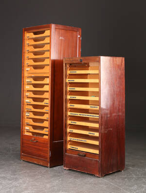 To jalousiskabe af mahognibejdset træ, danske møbelproducenter 2