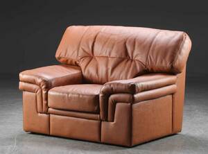 Lænestol betrukket med brunt skind