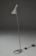 Arne Jacobsen. AJ standerlampe, grålakeret