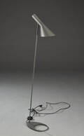 Arne Jacobsen. AJ standerlampe, grålakeret