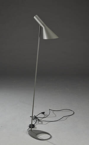 Arne Jacobsen. AJ standerlampe, grålakeret