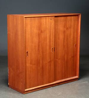 Skab af teak med skydelåger. 