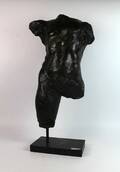 Männertorso aus Bronze auf Holzplinthe