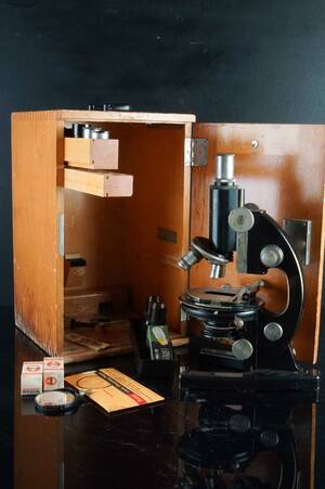 Carl Zeiss. Mikroskop med tillbehör