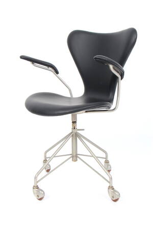 Arne Jacobsen. Kontorstol med armlæn, model 3217 Denne vare er sat til omsalg under nyt varenummer 4347720