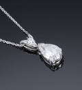 Dråbeformet vedhæng af 18 kt. hvidguld med diamant på ca. 1.00 ct