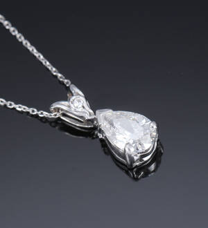 Dråbeformet vedhæng af 18 kt. hvidguld med diamant på ca. 1.00 ct