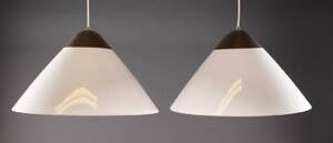 Hans J. Wegner. Et par Opala pendler med skærm af hvid plast, 2