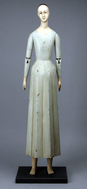 Katolsk kvindefigur i udskåret træ