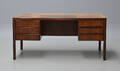 Omann Junior. Fritstående skrivebord af palisander, model 77