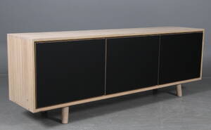 Dansk møbelproducent. Skænk, hvidlaseret eg. 