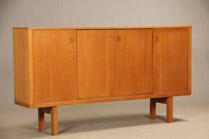 Dansk møbelproducent. Skænk af egetræ