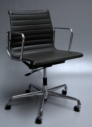 Charles Eames. Kontorstol i Full Leather, model EA-117 Denne vare er sat til omsalg under nyt varenummer 4329457