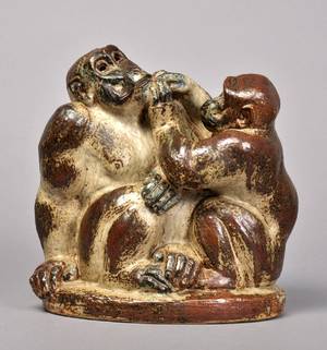 Knud Kyhn 1880-1969. Stor abegruppe i sungglaseret stentøj fra Kgl. P.