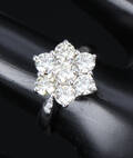 Brillant-rosetring af 18 kt. hvidguld, i alt ca. 1.00 ct