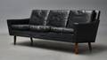 Dansk møbelproducent. Tre-pers. sofa betrukket med sort læder