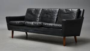 Dansk møbelproducent. Tre-pers. sofa betrukket med sort læder