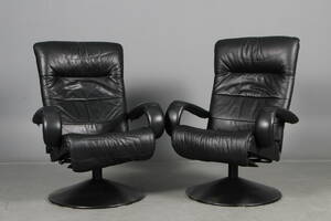 To lænestole, sort læder. 2 Denne vare er sat til omsalg under nyt varenummer 4332812
