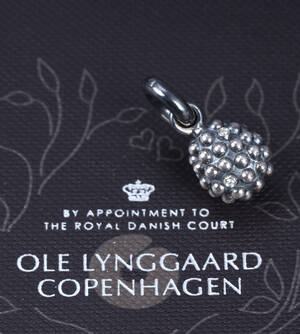 Ole Lynggaard. Sweet Drop brombær charm af oxyderet sterlingsølv