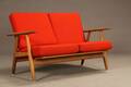 Hans J. Wegner. To-pers. sofa i egetræ Cigaren, model GE-240