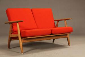 Hans J. Wegner. To-pers. sofa i egetræ Cigaren, model GE-240