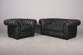 To pers Chesterfield sofa samt hvilestol, sort 2